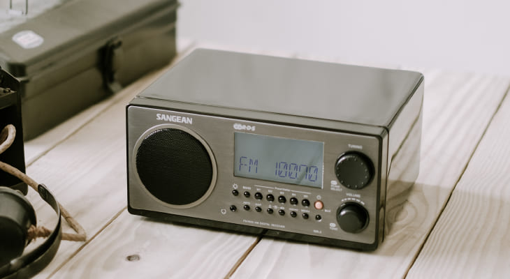WR-2 AM / FM-RBDS Wooden Cabinet Digital Tuning Radio